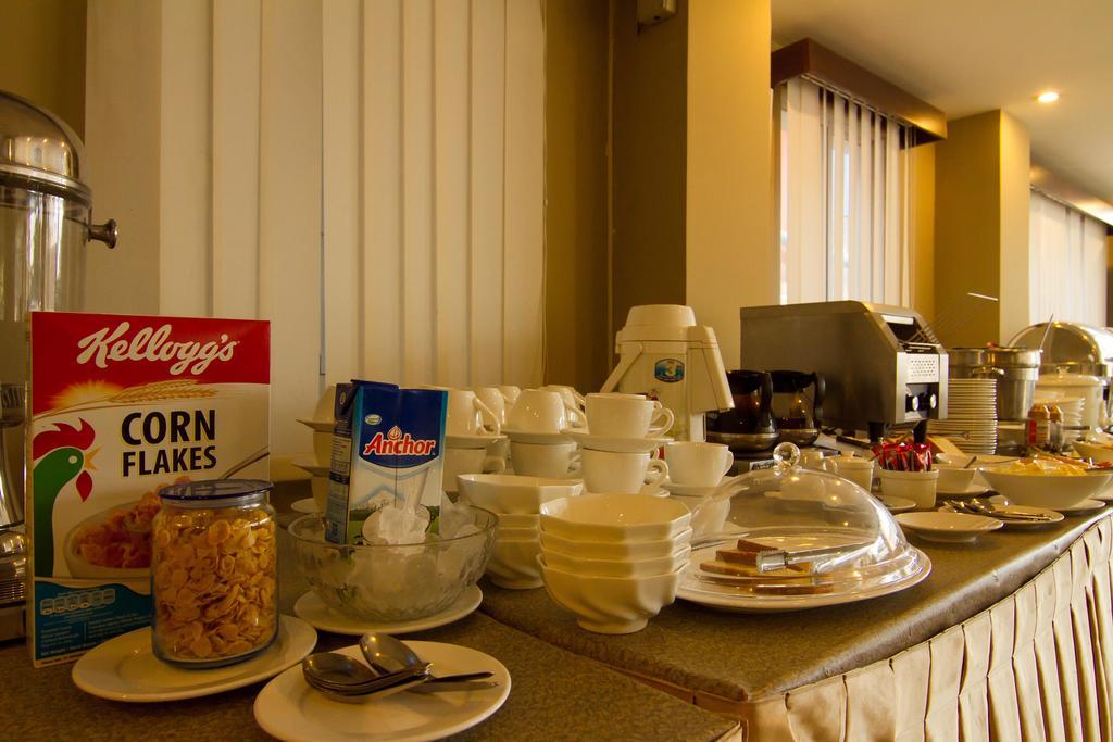Hotel Yankin Янгон Екстер'єр фото