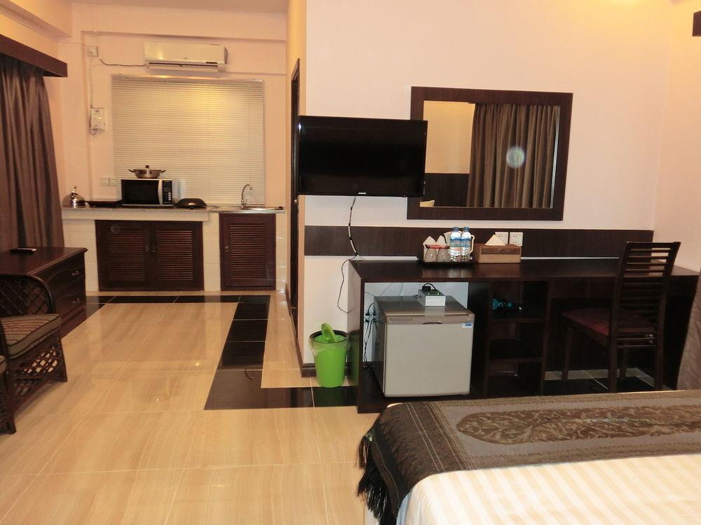 Hotel Yankin Янгон Екстер'єр фото
