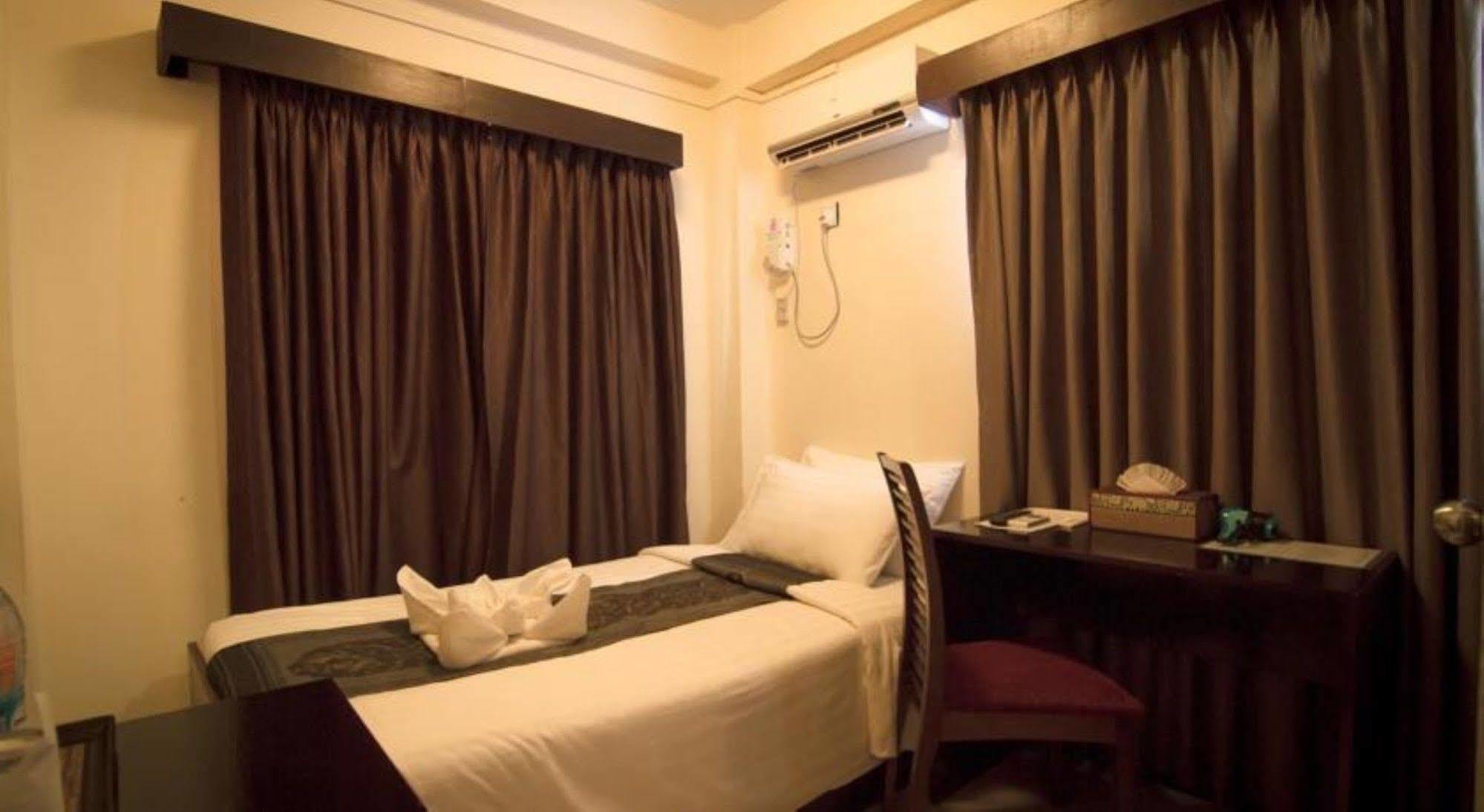 Hotel Yankin Янгон Екстер'єр фото